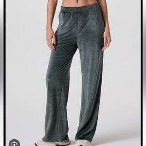 Vuori Velvet Pants - Deep Green